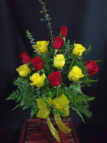 EA 1228 Rosy sunrise, splendid yellow and red rose bouquet