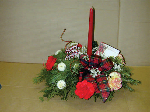 XC 1153 Quaint centrepiece one candle Christmas arrangement